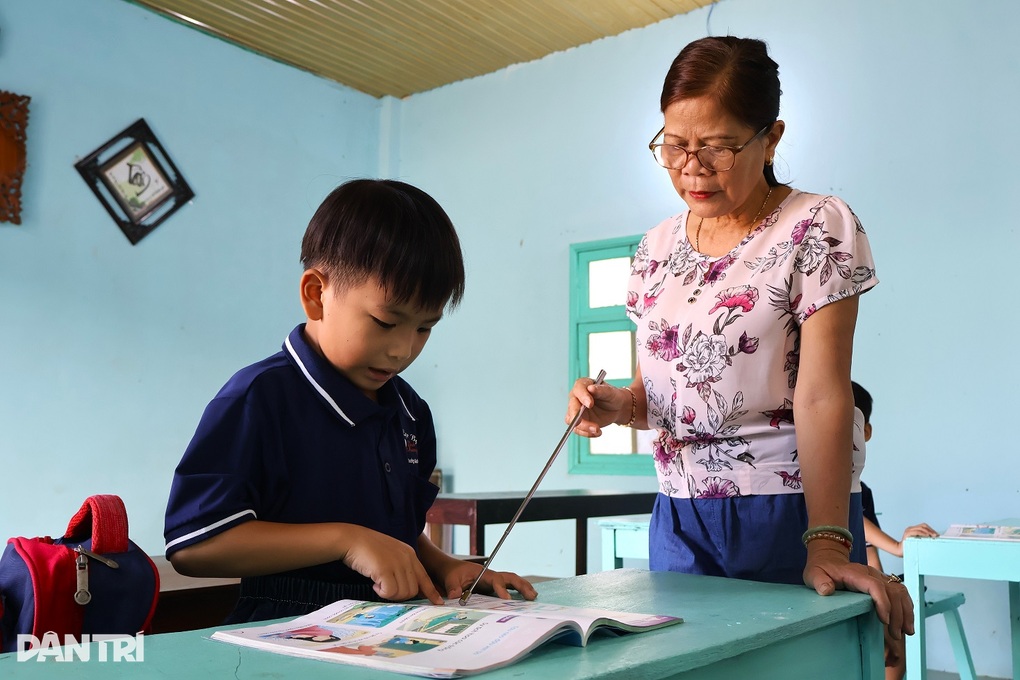 Lớp học miễn phí của vợ chồng thầy giáo già trong ngôi trường bỏ hoang - 2 Lớp học miễn phí của vợ chồng thầy giáo già trong ngôi trường bỏ hoang - 2