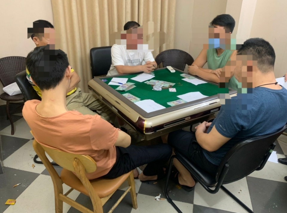 Triệt phá sới bạc vùng biên có nhiều người canh, bắt giữ 27 đối tượng - 3 Triệt phá sới bạc vùng biên có nhiều người canh, bắt giữ 27 đối tượng - 3