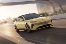 Diện kiến "kỳ phùng địch thủ" của Tesla Model 3