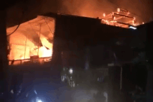 Nhà sàn cháy trong đêm, gia chủ gào thét bất lực