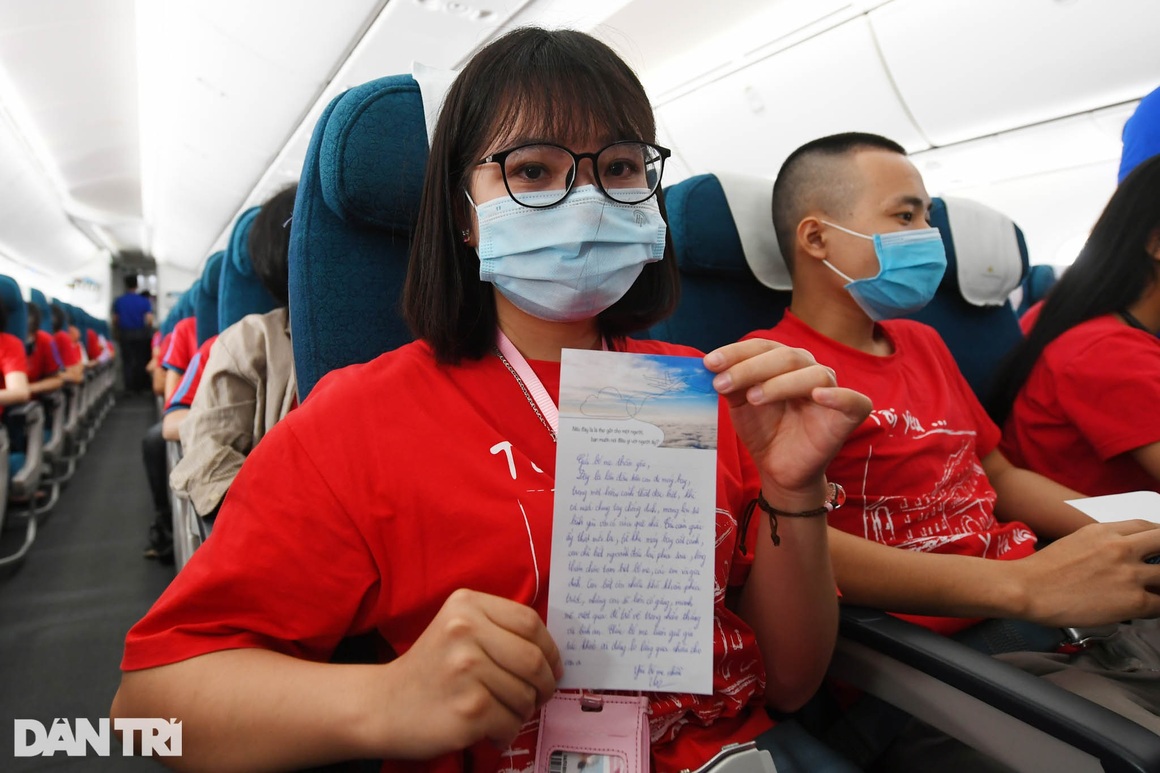Chuyến bay đầu đời và quyết tâm chống dịch của sinh viên Đại học Y Hà Nội - 11 Chuyến bay đầu đời và quyết tâm chống dịch của sinh viên Đại học Y Hà Nội - 11