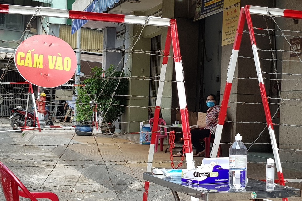 Phong tỏa một khu chung cư có người nghi mắc Covid-19 - 2 Phong tỏa một khu chung cư có người nghi mắc Covid-19 - 2