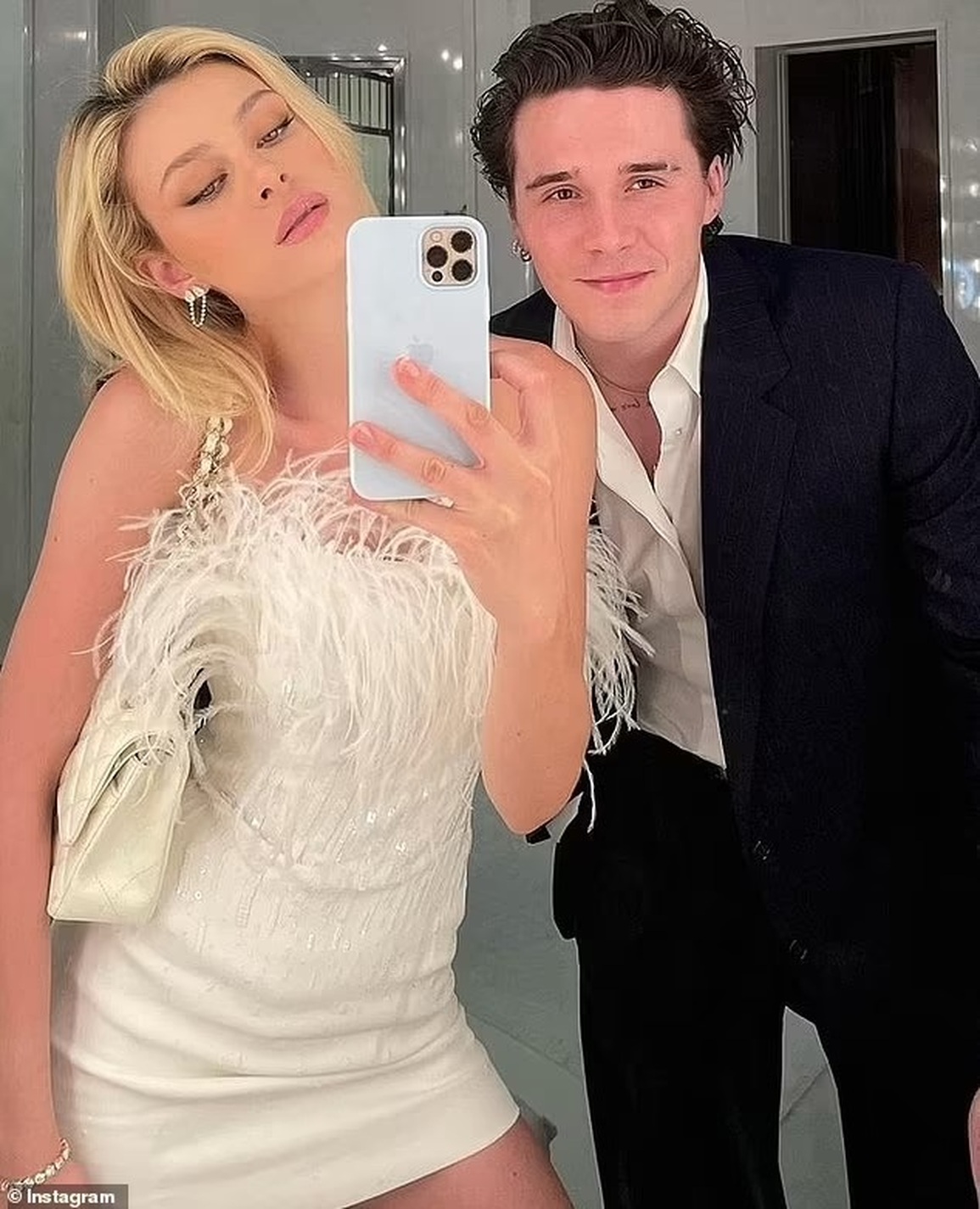 Brooklyn Beckham thể hiện điều gì trong lần đầu xuống phố với vợ? - 3 Brooklyn Beckham thể hiện điều gì trong lần đầu xuống phố với vợ? - 3