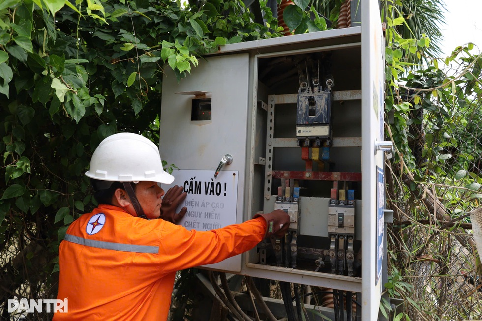 Những cuộc gọi dang dở trong lũ dữ và hành trình đưa điện trở lại - 5 Những cuộc gọi dang dở trong lũ dữ và hành trình đưa điện trở lại - 5