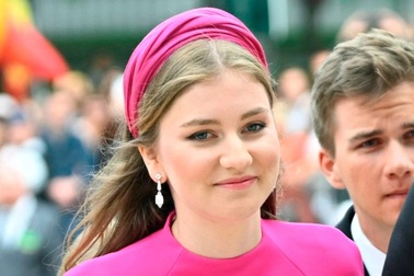 Công chúa thừa kế ngai vàng Bỉ thạo 5 ngôn ngữ, gu thời trang tinh tế