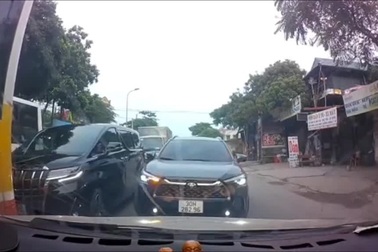 Tài xế ý thức kém gây ùn tắc giao thông