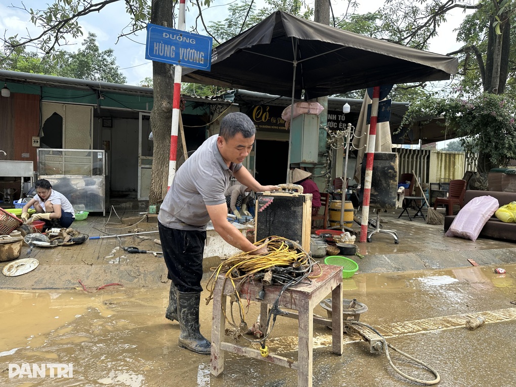 Chàng trai bán cơm bụi kể giây phút sinh tử cứu bà cụ mắc kẹt trong lũ dữ - 3 Chàng trai bán cơm bụi kể giây phút sinh tử cứu bà cụ mắc kẹt trong lũ dữ - 3