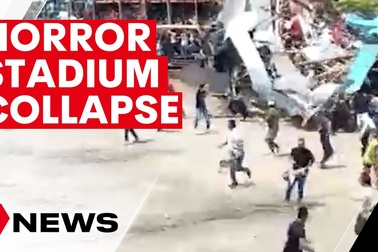 Kinh hoàng khoảnh khắc khán đài đổ sập tại Colombia