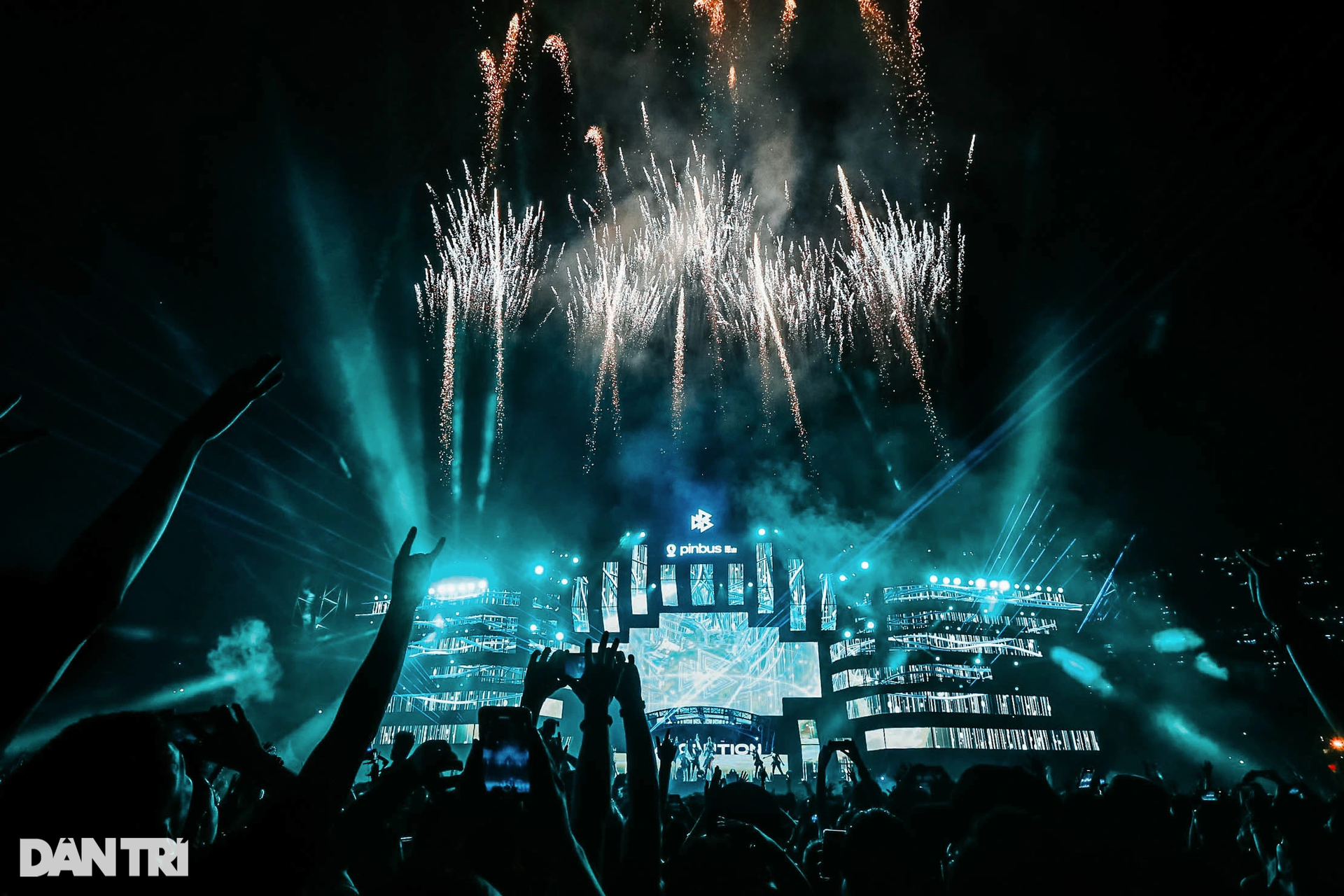 Hàng nghìn bạn trẻ quẩy hết mình với lễ hội âm nhạc EDM số một Việt Nam - 1 Hàng nghìn bạn trẻ quẩy hết mình với lễ hội âm nhạc EDM số một Việt Nam - 1