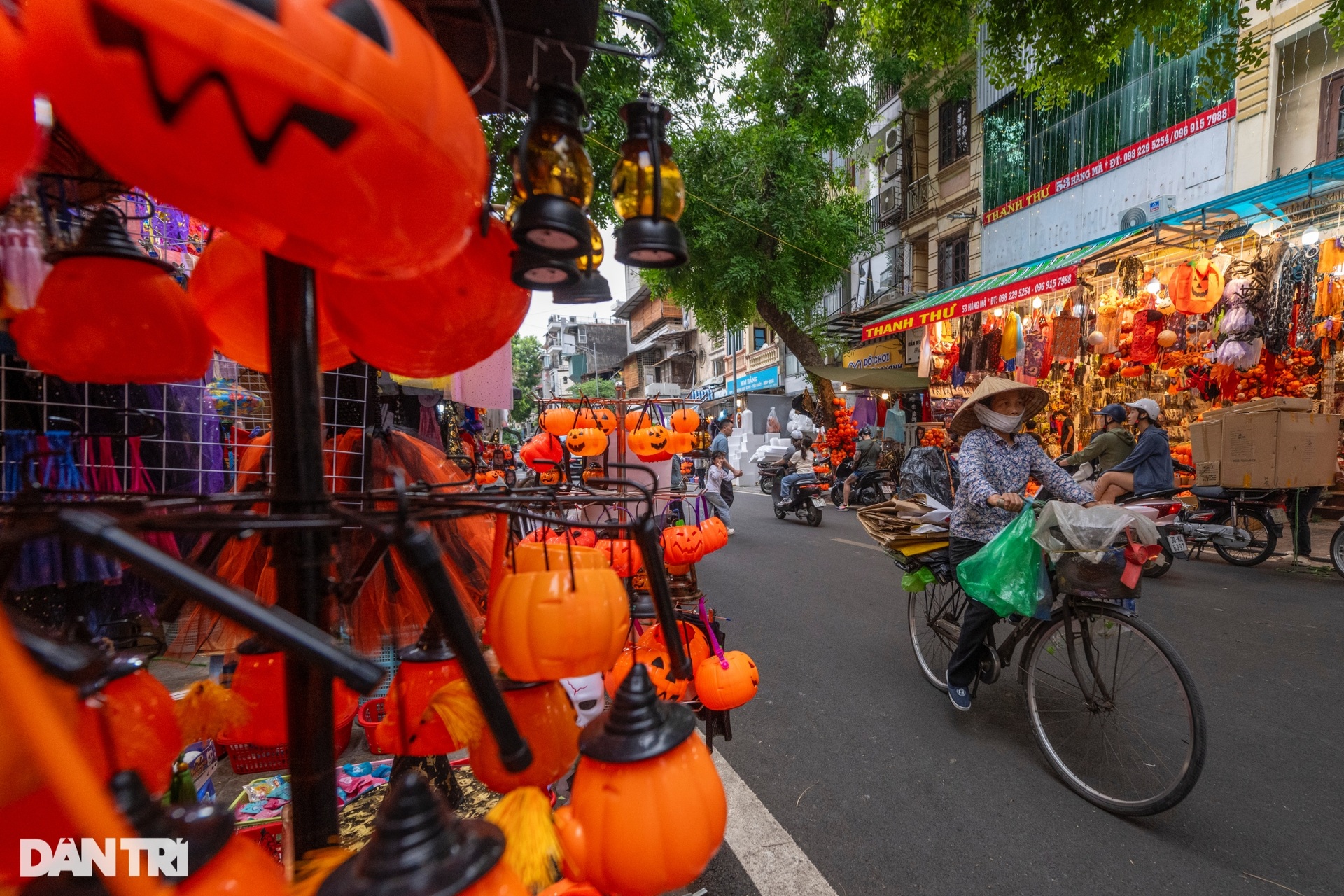 Mặt nạ Ronaldo, Messi khuấy đảo phố Hàng Mã mùa Halloween - 1