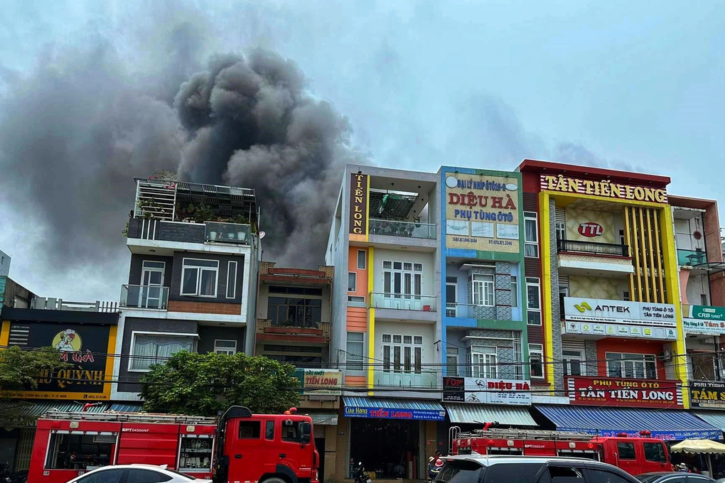 Cháy cơ sở kinh doanh phụ tùng ô tô giữa trưa, cả khu phố náo loạn - 2 Cháy cơ sở kinh doanh phụ tùng ô tô giữa trưa, cả khu phố náo loạn - 2