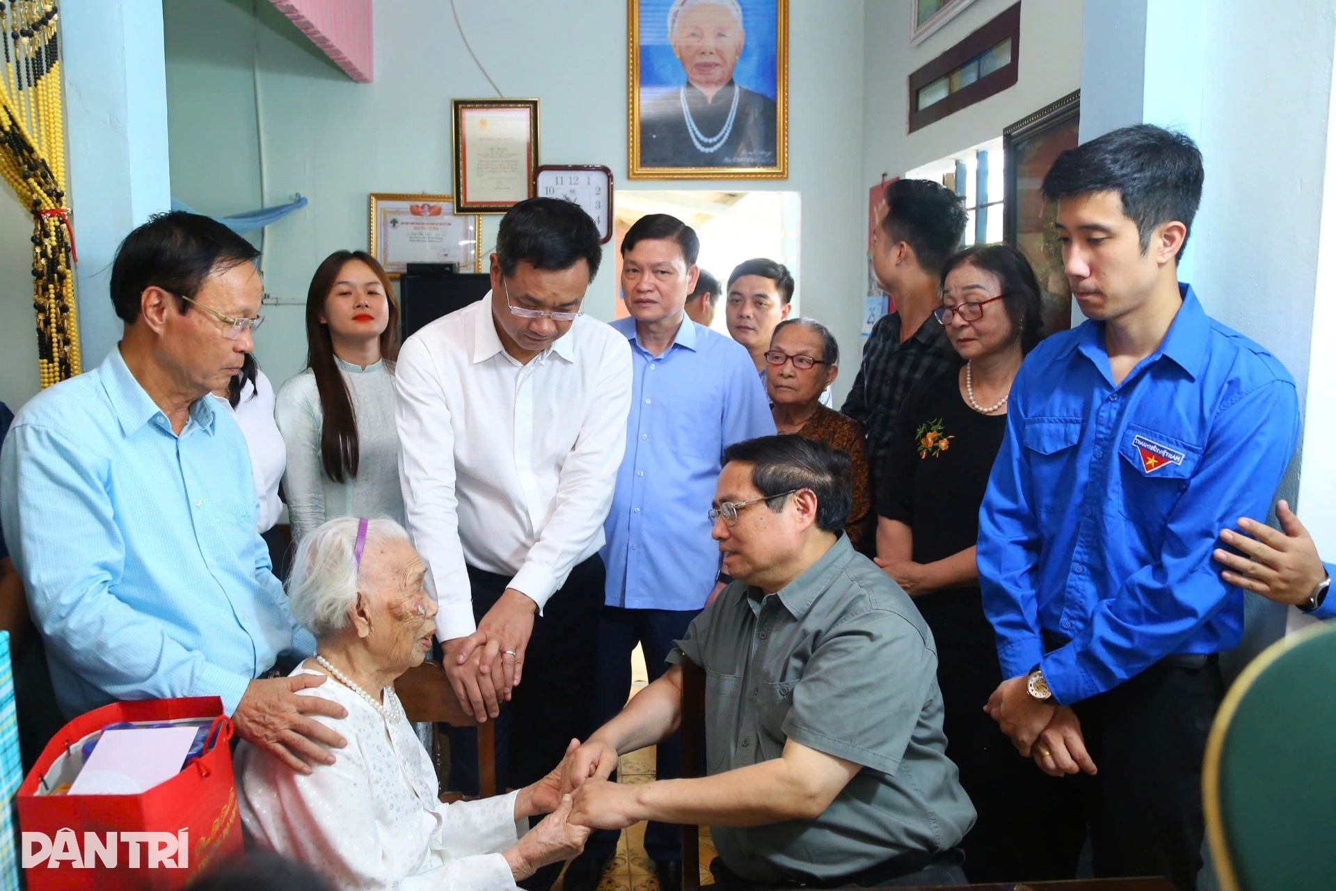 Thủ tướng thăm Mẹ Việt Nam anh hùng 102 tuổi, viếng các nghĩa trang liệt sỹ - 3 Thủ tướng thăm Mẹ Việt Nam anh hùng 102 tuổi, viếng các nghĩa trang liệt sỹ - 3