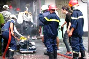 Bắt cóc con trai, tưới xăng đòi đốt vợ