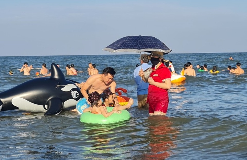 Sầm Sơn đảo chiều: Du khách ùn ùn đổ về, bãi biển ken đặc người - 11 Sầm Sơn đảo chiều: Du khách ùn ùn đổ về, bãi biển ken đặc người - 11