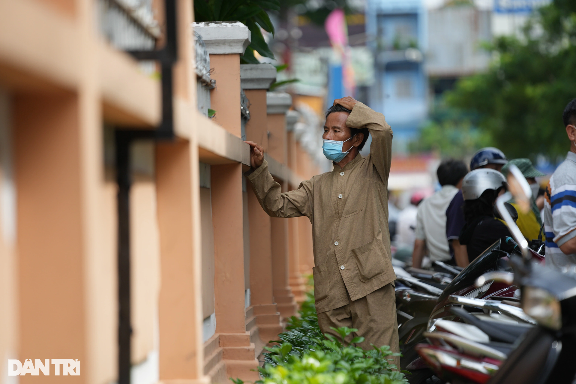 Cha, mẹ dầm mưa dãi nắng dõi theo từng bước con đi - 9 Cha, mẹ dầm mưa dãi nắng dõi theo từng bước con đi - 9