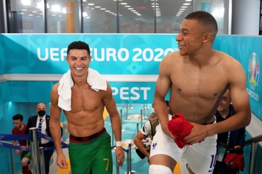 Mbappe cười mãn nguyện khi được đổi áo với thần tượng C.Ronaldo