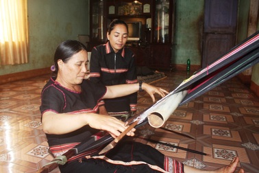 Những “bàn tay vàng” của làng thổ cẩm Gla