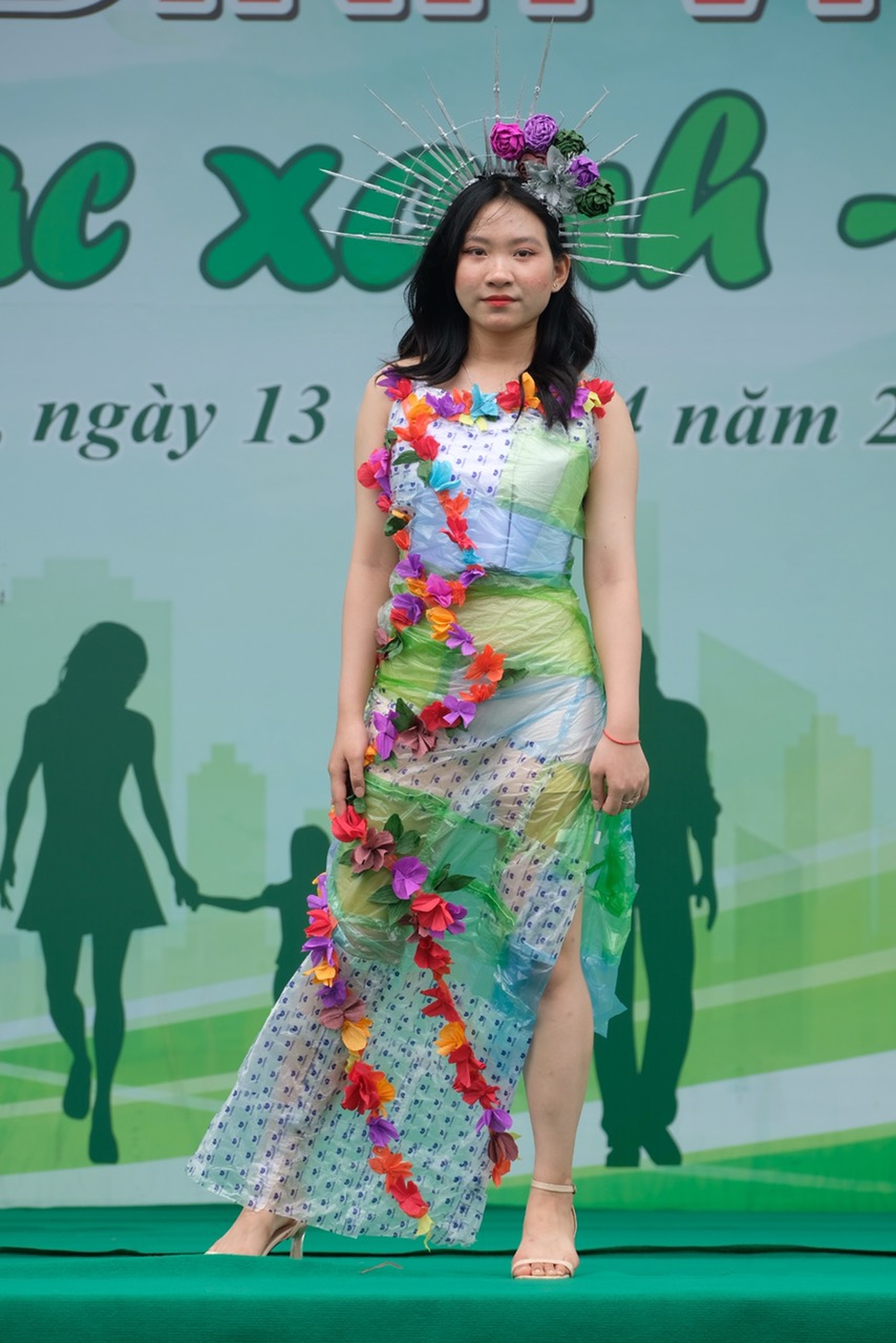 Khi sinh viên đưa lá khô, giấy vụn, chai nhựa lên sàn catwalk - 15