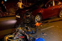 Tông vào ô tô, nam sinh đi xe máy tử vong