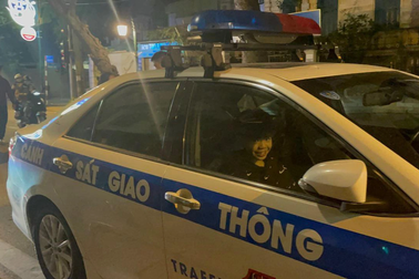 Đã uống rượu bia vẫn lái ô tô chở học sinh đi tham quan phố cổ Hà Nội