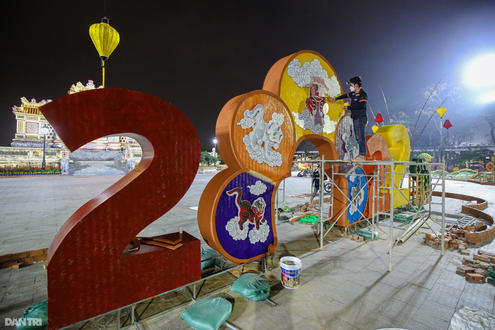 Người dân xứ Huế háo hức đợi xem hình tượng hổ từ TPHCM mang về Hội Xuân - 11