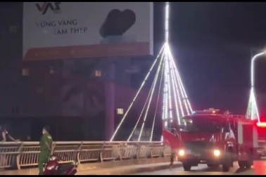 Kịp thời ngăn cản người phụ nữ nhảy cầu tự tử