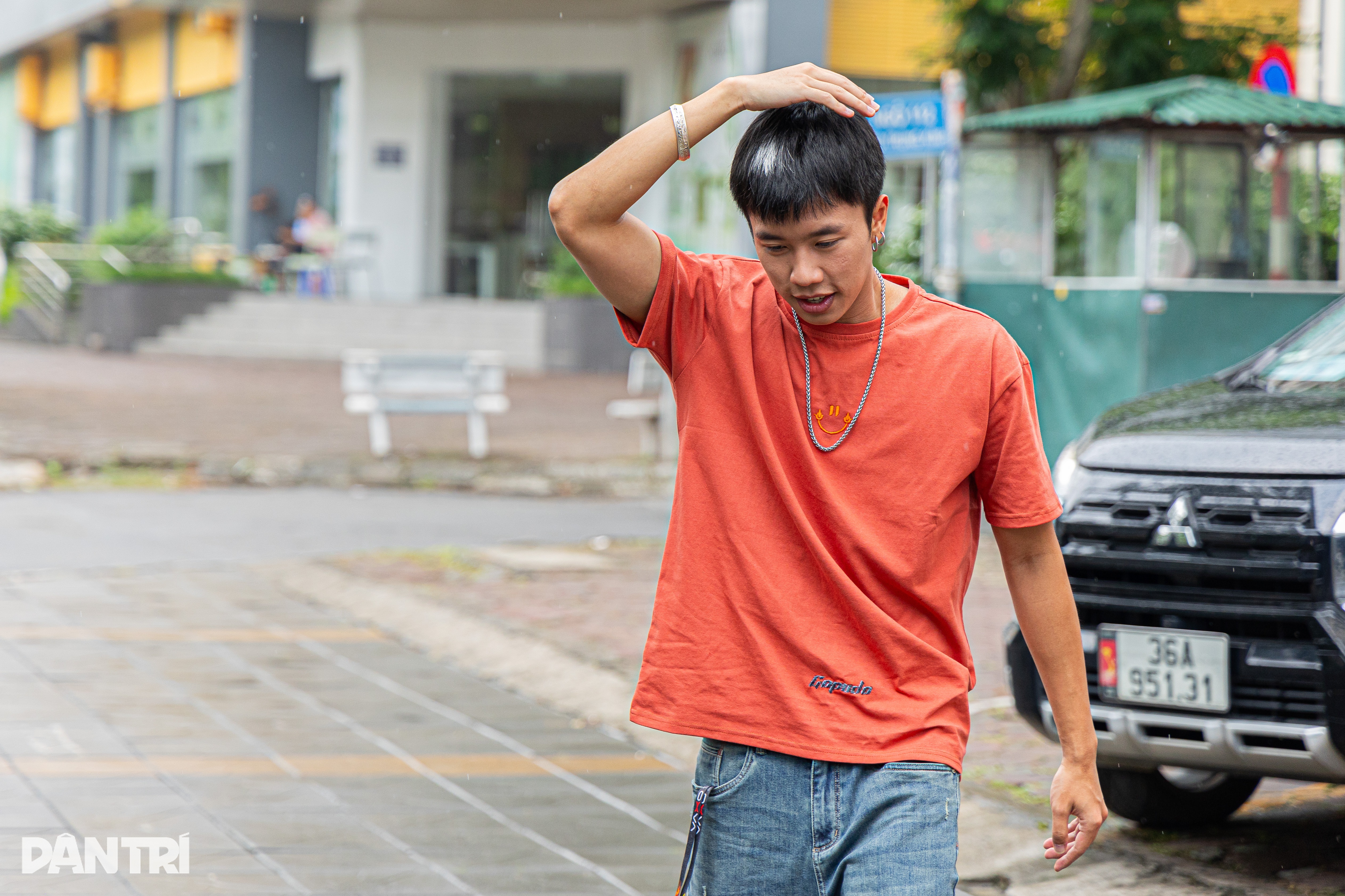 پسر ون دانگ نقش استاد جوان ثروتمند چای را بازی میکند: خوردن ناهار جعبهای، دویدن زیر باران سر صحنه فیلمبرداری - ۴ Con trai Vân Dung vào vai cậu ấm Chải: Ăn cơm hộp, chạy mưa ở trường quay - 4