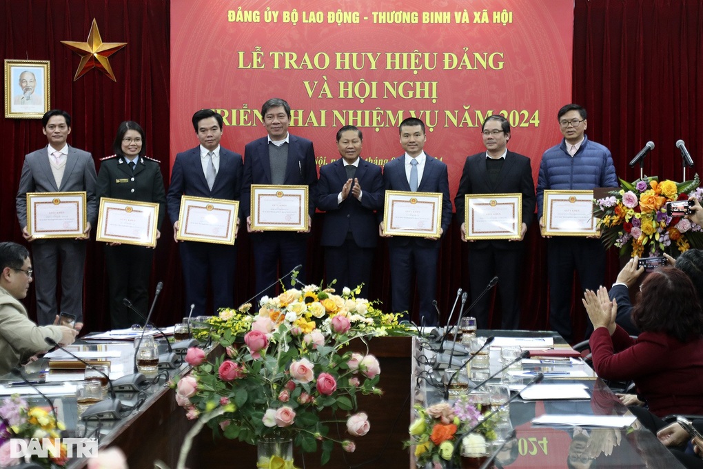 6 cán bộ Bộ LĐ-TBXH nhận huy hiệu 30 năm tuổi Đảng - 5 6 cán bộ Bộ LĐ-TBXH nhận huy hiệu 30 năm tuổi Đảng - 5