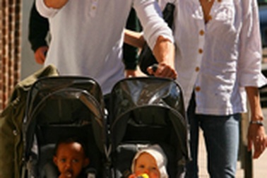 Việc Angelina nhận con nuôi Việt Nam có hợp pháp? 