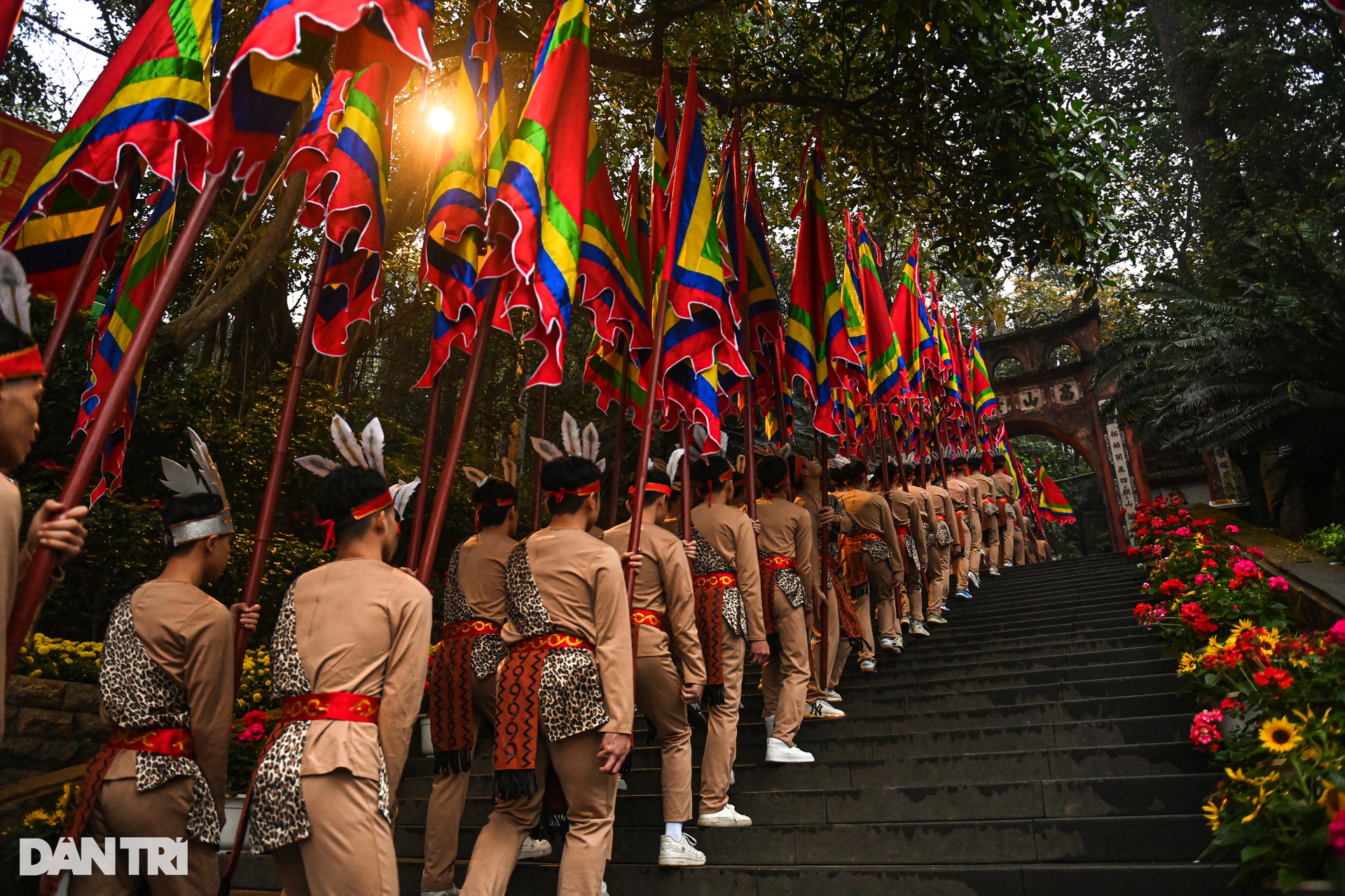 Chủ tịch nước Lương Cường cùng nhân dân dâng hương các Vua Hùng - 4 Chủ tịch nước Lương Cường cùng nhân dân dâng hương các Vua Hùng - 4