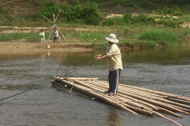 Trở lại nơi “phụ huynh lội sông đưa trẻ đến trường”