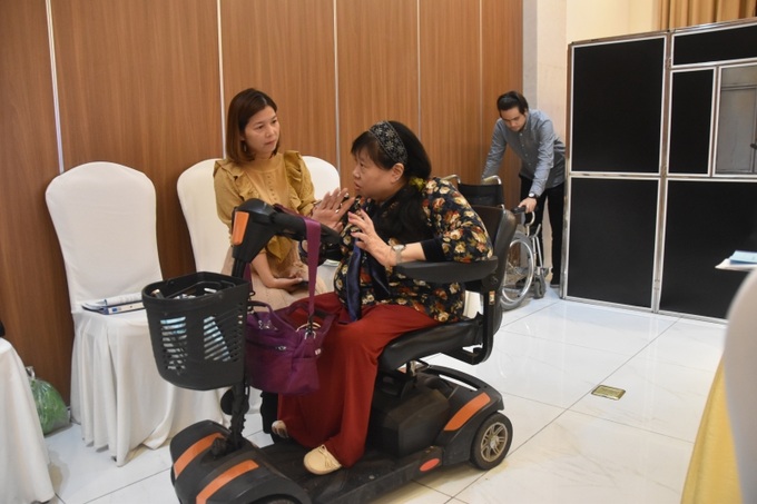 Bà Nguyễn Hồng Hà, Giám đốc Trung tâm hỗ trợ sống độc lập chia sẻ với phóng viên về những rào cản đối với người khuyết tật. 