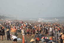 Biển Sầm Sơn đông nghịt người trong ngày đầu nghỉ lễ 30/4-1/5