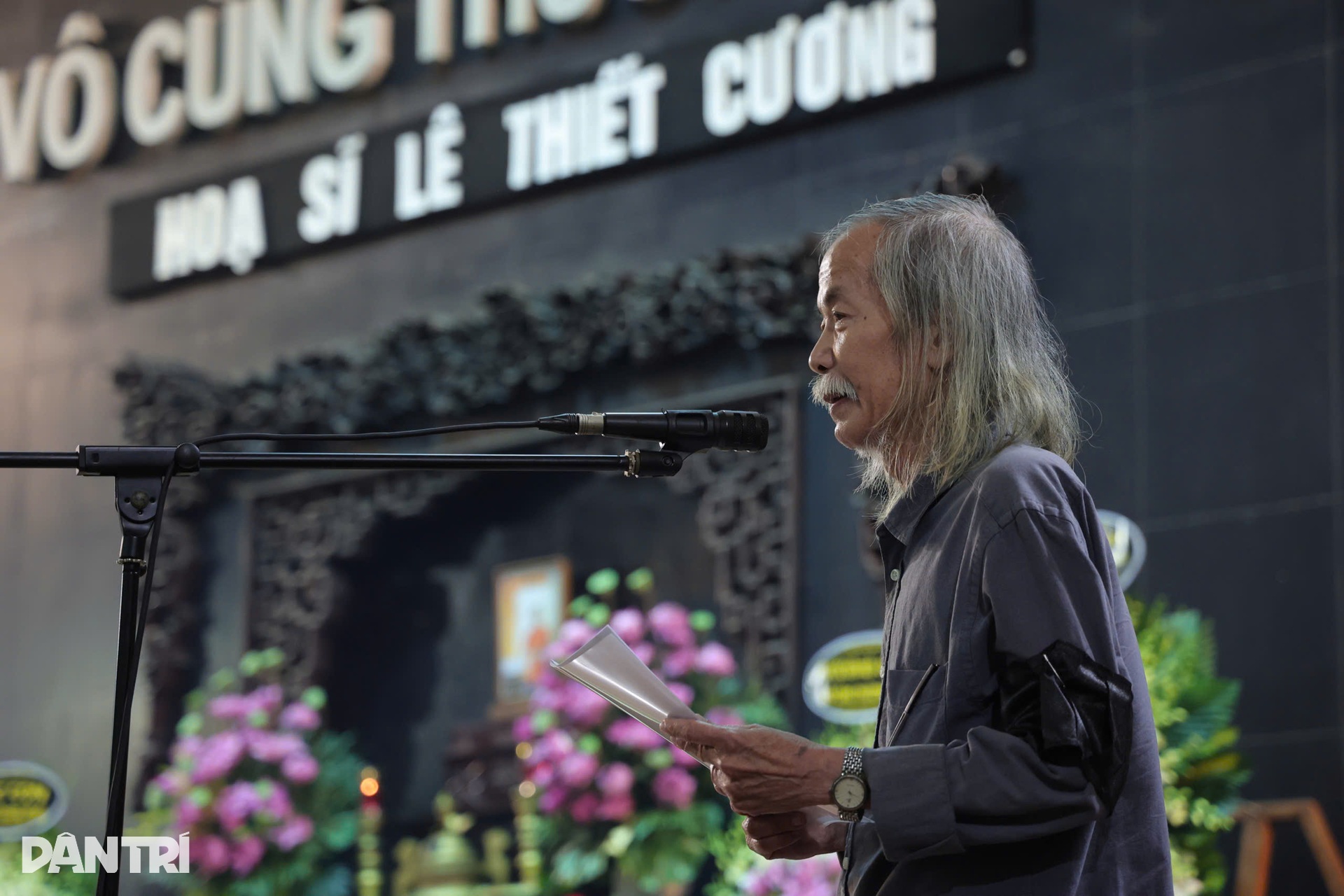 Gia đình, đông đảo nghệ sĩ tiễn đưa họa sĩ Lê Thiết Cương - 13 Gia đình, đông đảo nghệ sĩ tiễn đưa họa sĩ Lê Thiết Cương - 13