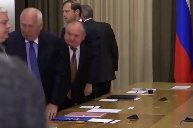 Tổng thống Putin nhắc nhở Phó Thủ tướng chuyện thắt cà-vạt