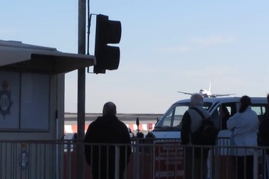 Máy bay hạ cánh xuyên qua đường quốc lộ