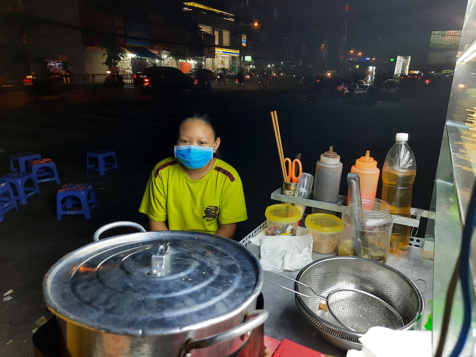 Bươn chải nghề bán cá viên chiên đêm ở Sài Gòn - 6 Bươn chải nghề bán cá viên chiên đêm ở Sài Gòn - 6