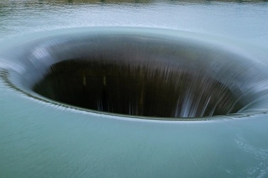 Sự thật về chiếc hố kỳ lạ giữa làn nước trong xanh