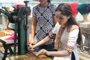 Hoa hậu Kỳ Duyên hứng thú trải nghiệm nghề truyền thống Huế