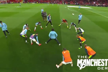 Cầu thủ Man City khởi động ở Old Trafford