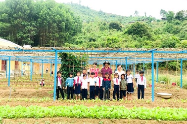 Thầy cô vùng cao trồng rau, nuôi lợn để cải thiện bữa ăn cho học sinh