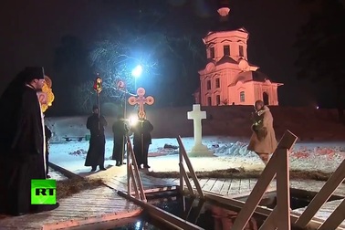 Tổng thống Putin cởi trần ngâm nước lạnh làm nghi lễ