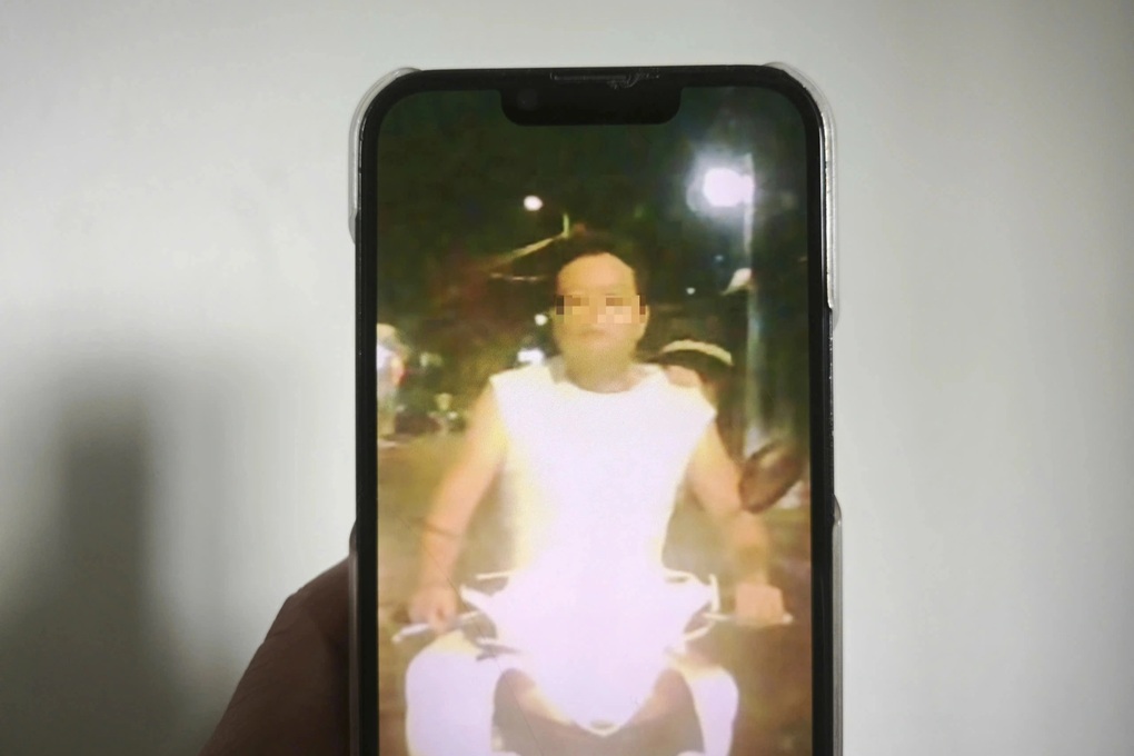 Người đàn ông chặn đầu ô tô, tụt quần khiêu khích tài xế ở TPHCM - 1