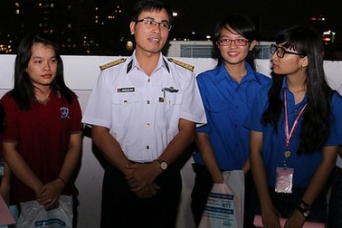 Sinh viên TPHCM giao lưu với cán bộ, chiến sĩ bảo vệ biển đảo