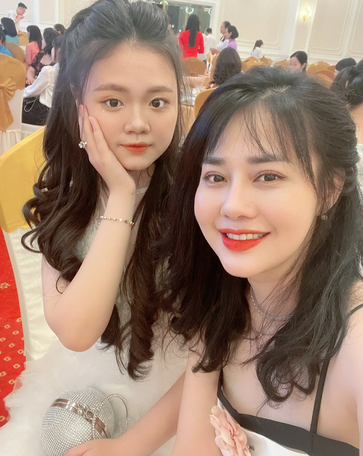 Chụp ké ảnh kỷ yếu, bà mẹ ở Quảng Ninh gây sốt vì nhan sắc xinh đẹp - 2 Chụp ké ảnh kỷ yếu, bà mẹ ở Quảng Ninh gây sốt vì nhan sắc xinh đẹp - 2