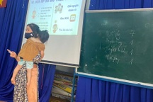 Cô giáo bế con giảng bài: Người xúc động, kẻ nói "không chấp nhận"