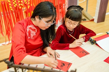 Xúng xính áo dài hội xuân, học sinh trường quốc tế đến gần Tết hơn