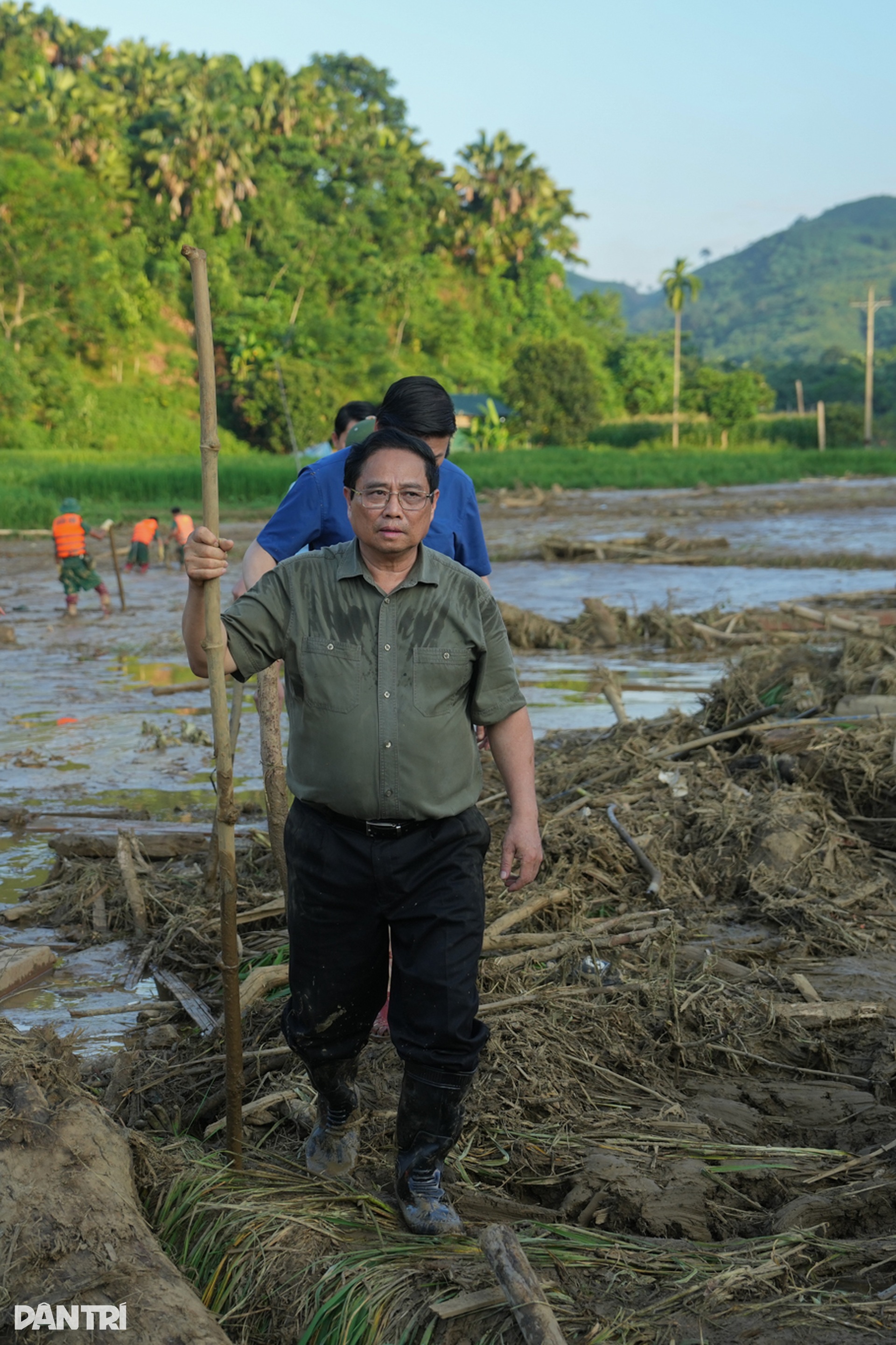 Thủ tướng Phạm Minh Chính xúc động khi thấy nước mắt của người dân Làng Nủ - 2 Thủ tướng Phạm Minh Chính xúc động khi thấy nước mắt của người dân Làng Nủ - 2