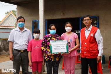 Bạn đọc Dân trí giúp góa phụ nghèo nuôi 3 con nhỏ hơn 126 triệu đồng