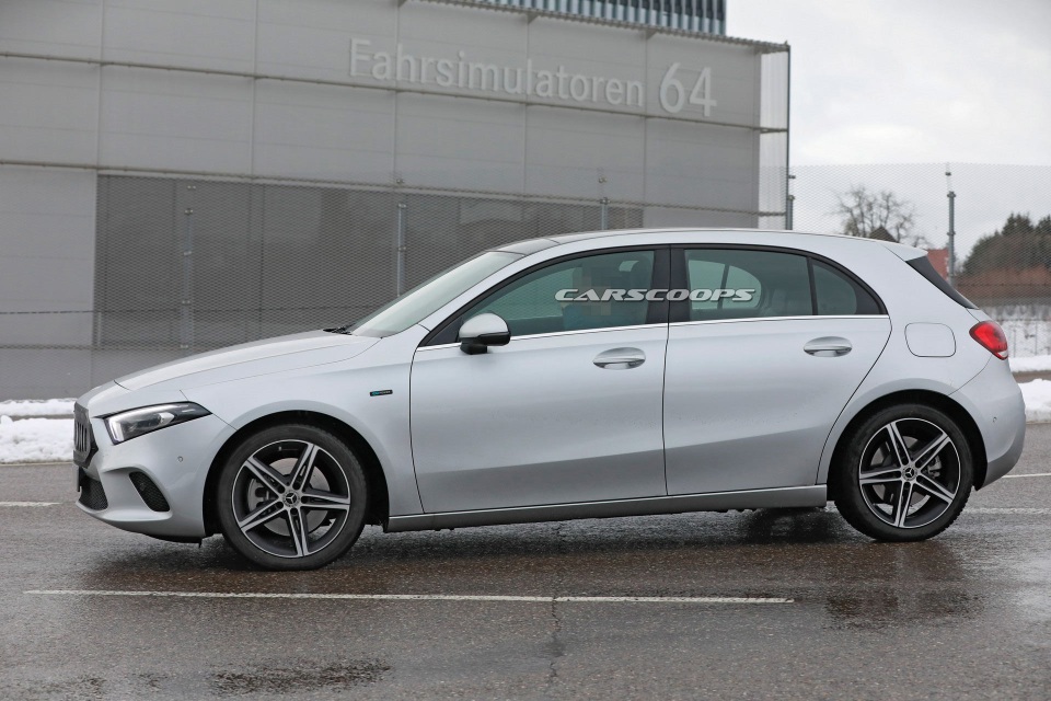 Mercedes A-Class xuất hiện trên đường thử với lưới tản nhiệt khác lạ - 6 Mercedes A-Class xuất hiện trên đường thử với lưới tản nhiệt khác lạ - 6